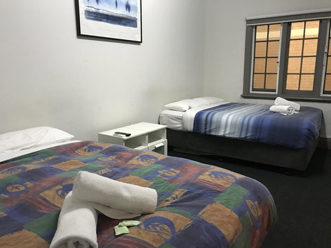 The Emperors Crown Hostel - Accommodation Redcliffe 8