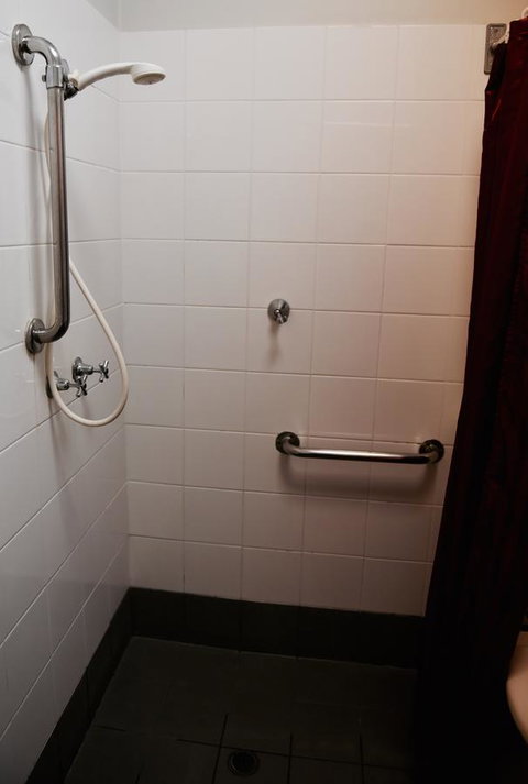 The Emperors Crown Hostel - Accommodation Redcliffe 37