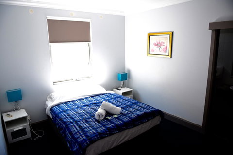 The Emperors Crown Hostel - Accommodation Redcliffe 29