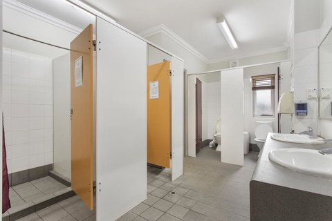 The Emperors Crown Hostel - Accommodation Redcliffe 25