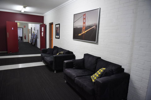 The Emperors Crown Hostel - Accommodation Redcliffe 9