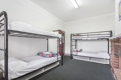 The Emperors Crown Hostel - Accommodation Redcliffe 7
