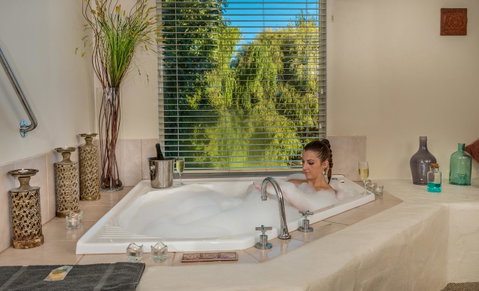 Chimes Spa Retreat - Accommodation Redcliffe 15