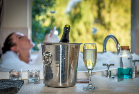 Chimes Spa Retreat - Accommodation Redcliffe 16