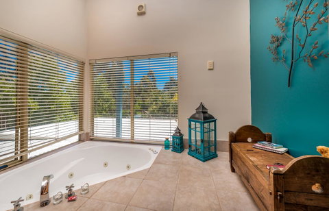 Chimes Spa Retreat - Accommodation Redcliffe 9