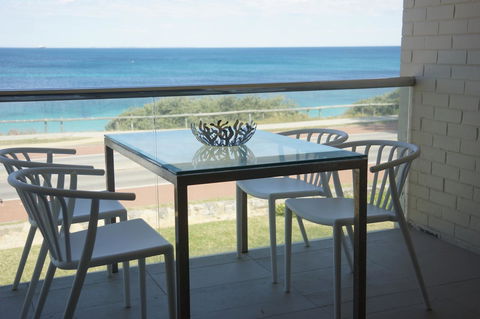 Cottesloe Beachfront Ocean View Apartment - Accommodation Redcliffe 5