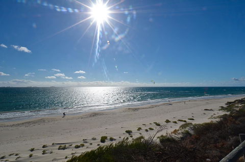 Cottesloe Beachfront Ocean View Apartment - Accommodation Redcliffe 8
