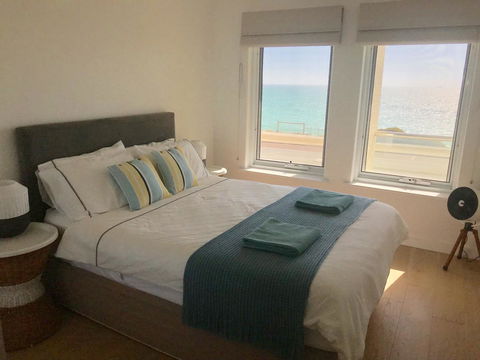 Cottesloe Beachfront Ocean View Apartment - Accommodation Redcliffe 2