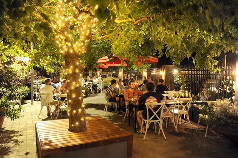 The Stirling Arms Hotel - Accommodation Redcliffe 2