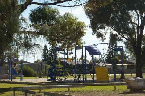 Ocean Beach Chalet 18 - Accommodation Redcliffe 22