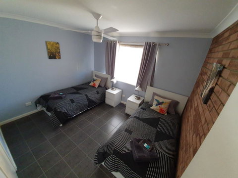 Ocean Beach Chalet 18 - Accommodation Redcliffe 8