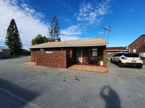 Ocean Beach Chalet 18 - Accommodation Redcliffe 5