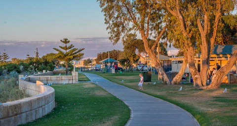 Ocean Beach Chalet 18 - Accommodation Redcliffe 30