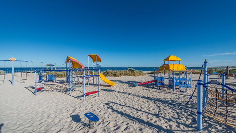 Ocean Beach Chalet 18 - Accommodation Redcliffe 27