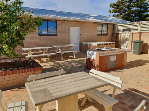 Ocean Beach Chalet 18 - Accommodation Redcliffe 11