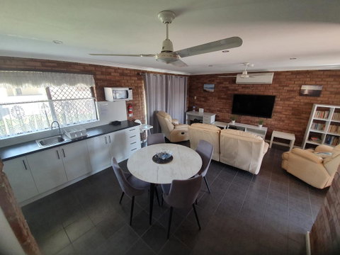 Ocean Beach Chalet 18 - Accommodation Redcliffe 3