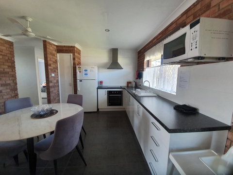 Ocean Beach Chalet 18 - Accommodation Redcliffe 2