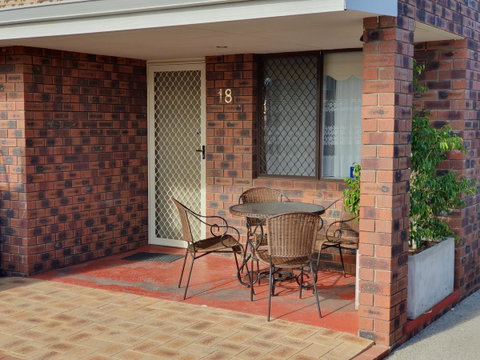 Ocean Beach Chalet 18 - Accommodation Redcliffe 15
