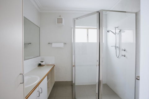 Canal Rocks Beachfront Apartments - Accommodation Redcliffe 34