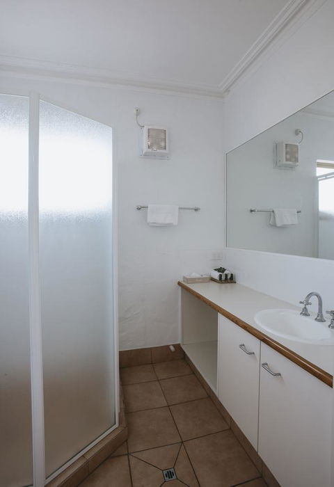 Canal Rocks Beachfront Apartments - Accommodation Redcliffe 6