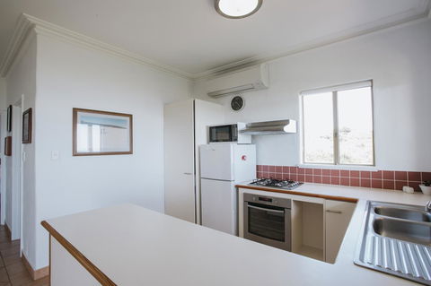 Canal Rocks Beachfront Apartments - Accommodation Redcliffe 10