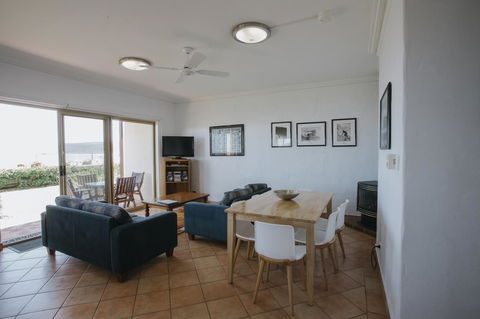 Canal Rocks Beachfront Apartments - Accommodation Redcliffe 8