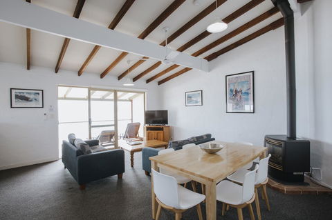 Canal Rocks Beachfront Apartments - Accommodation Redcliffe 22