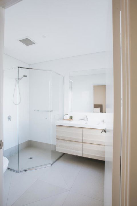Canal Rocks Beachfront Apartments - Accommodation Redcliffe 40