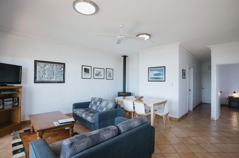 Canal Rocks Beachfront Apartments - Accommodation Redcliffe 9