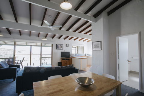 Canal Rocks Beachfront Apartments - Accommodation Redcliffe 16