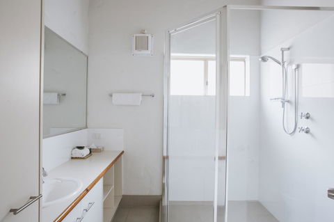 Canal Rocks Beachfront Apartments - Accommodation Redcliffe 1