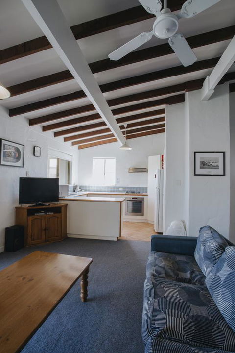 Canal Rocks Beachfront Apartments - Accommodation Redcliffe 11