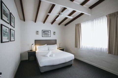 Canal Rocks Beachfront Apartments - Accommodation Redcliffe 3