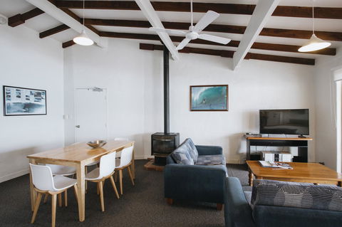 Canal Rocks Beachfront Apartments - Accommodation Redcliffe 2