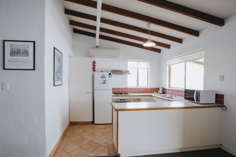 Canal Rocks Beachfront Apartments - Accommodation Redcliffe 21