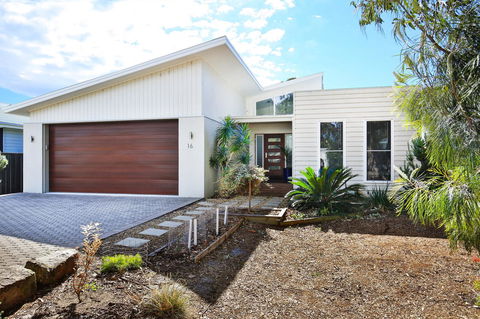 Calming Waters - Pet Friendly - Community Pool - Accommodation Redcliffe 38