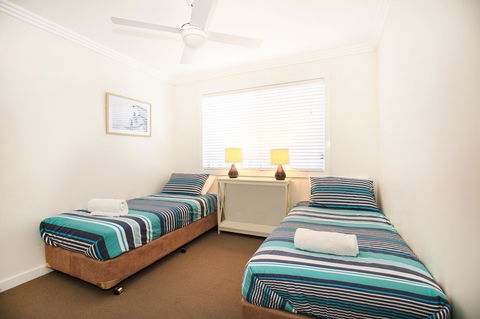 Calming Waters - Pet Friendly - Community Pool - Accommodation Redcliffe 18