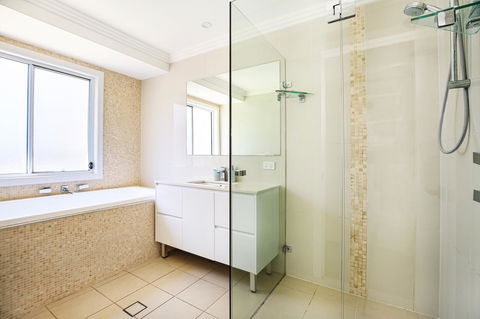 Calming Waters - Pet Friendly - Community Pool - Accommodation Redcliffe 23