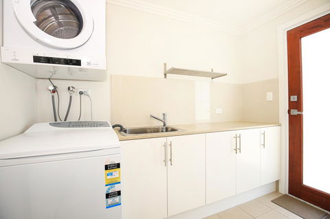 Calming Waters - Pet Friendly - Community Pool - Accommodation Redcliffe 24