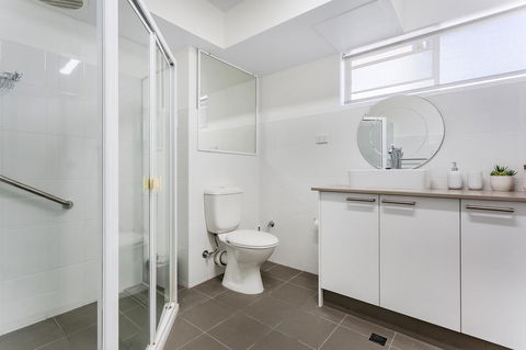 Laman Lodge, Unit 2, 15 Laman Street - Accommodation Redcliffe 11
