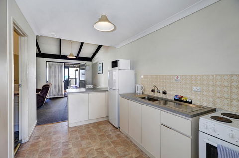 West Beach Lagoon 123 - Location & Views!!! - Accommodation Redcliffe 5