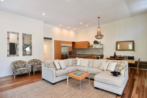 East On Byron - Accommodation Redcliffe 13