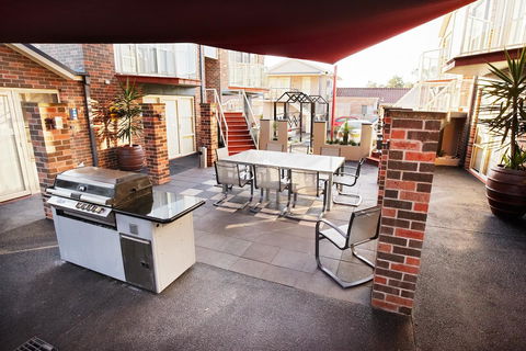 Jesmond Executive Villas - Accommodation Redcliffe 17