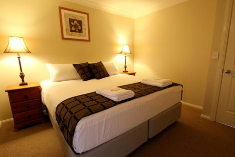 Colonial Court Villas - Accommodation Redcliffe 24