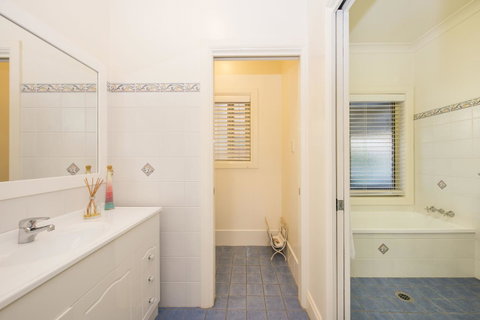 Colonial Court Villas - Accommodation Redcliffe 6