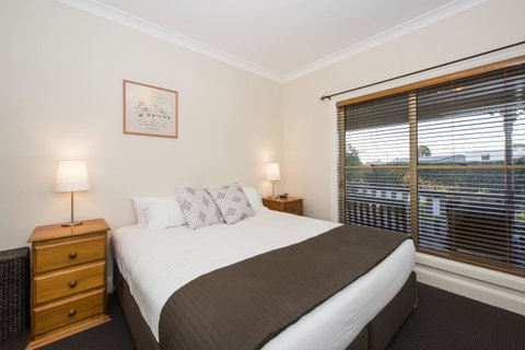 Colonial Court Villas - Accommodation Redcliffe 11