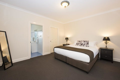 Colonial Court Villas - Accommodation Redcliffe 14
