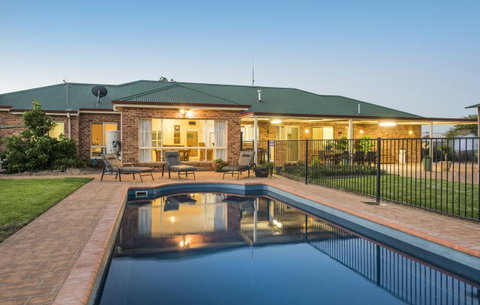 Colonial Court Villas - Accommodation Redcliffe 2