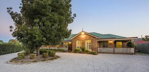 Colonial Court Villas - Accommodation Redcliffe 4