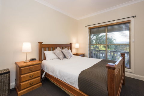 Colonial Court Villas - Accommodation Redcliffe 12